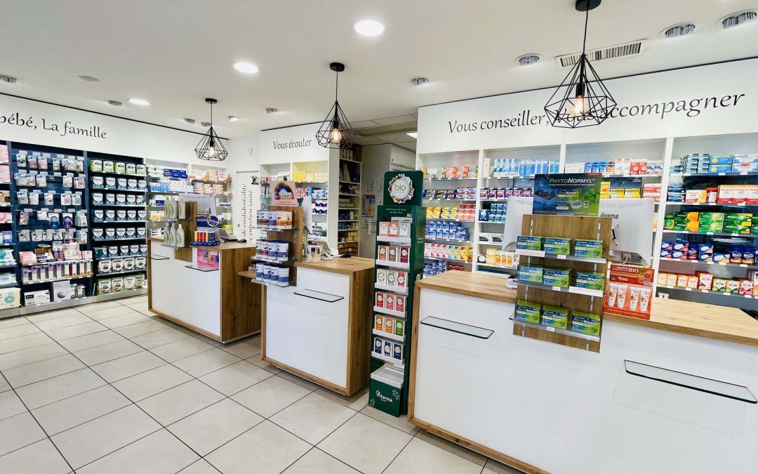 A propos des produits de soins dans une pharmacie, près de Chauray, 79180